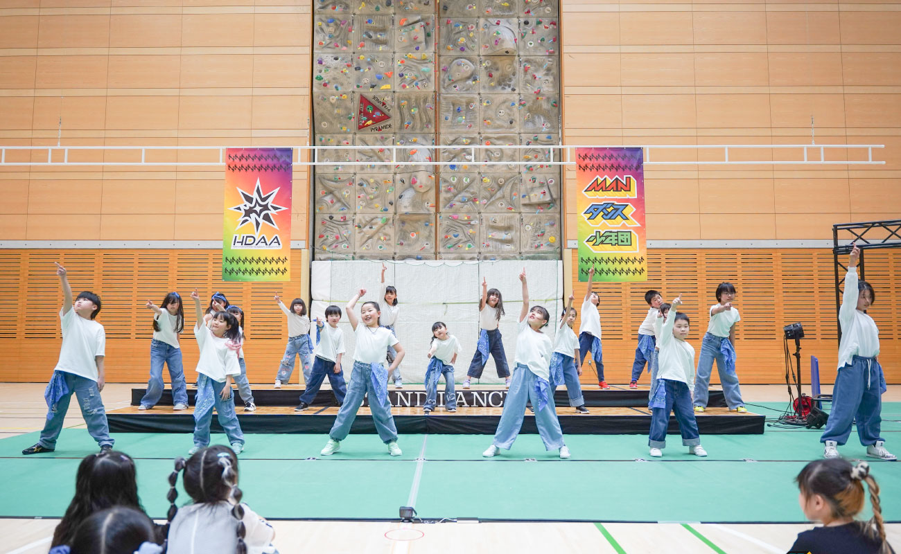 子供たちのダンスポーズ